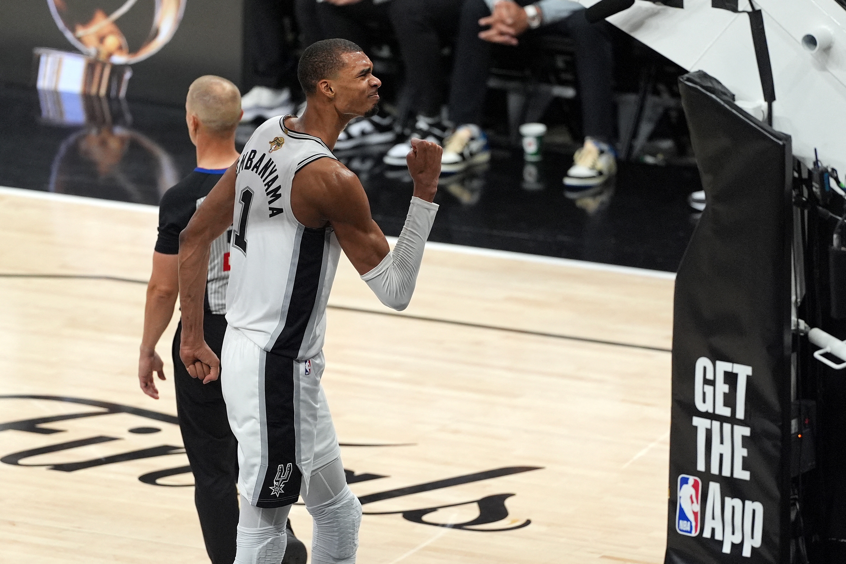 巴恩斯曝文班亚马不握手内幕：他根本不在乎NBA的规矩