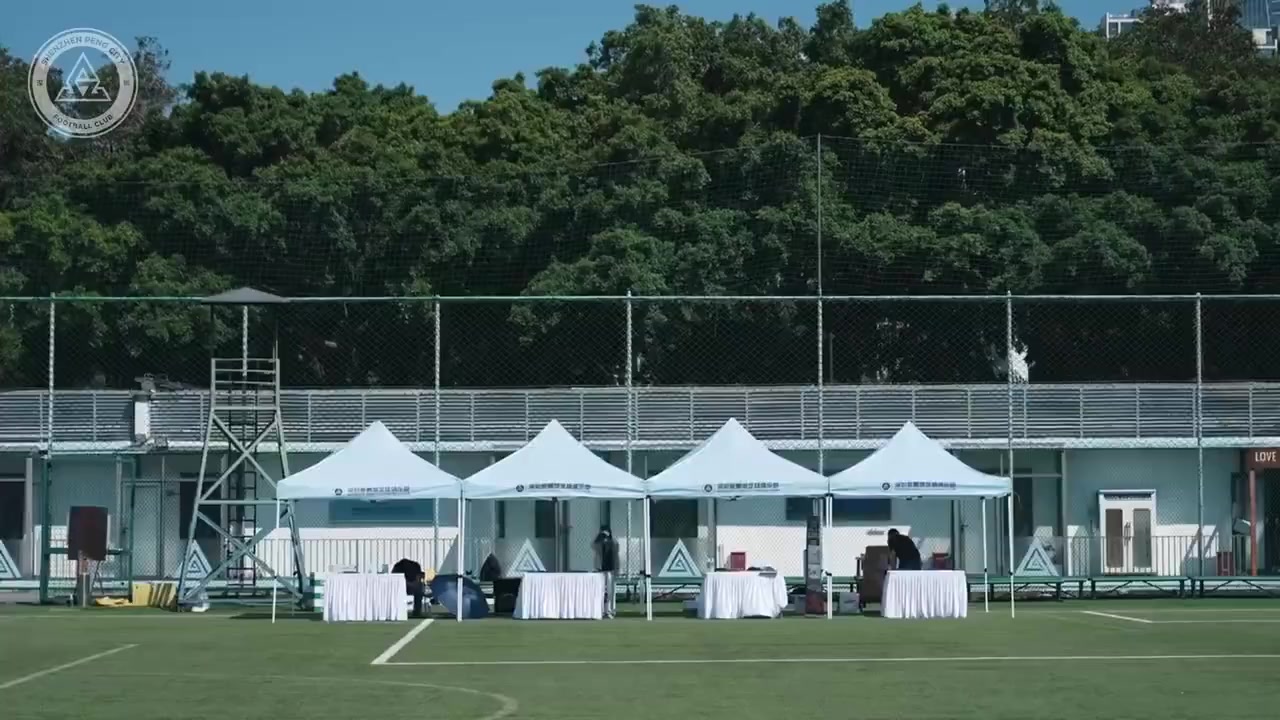 申花夏日开放日:高温挡不住球迷到场,签名合影活动持续两小时
