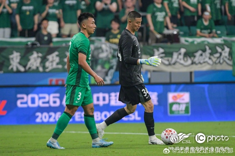 红牌+门线悬案，十人山东泰山客场0-2负于国安