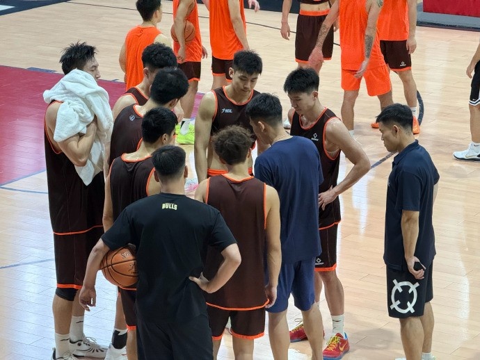 董灏确定加盟香港金牛 上季为上海出战1场贡献2分4板2助 董灏确定加盟香港金牛 上季为上海出战1场贡献2分4板2助