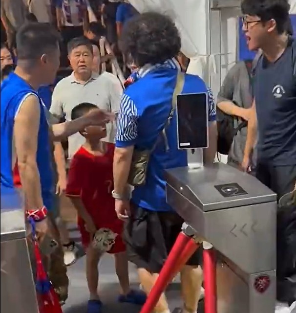 武磊球衣小球迷遭围攻 半月谈:玷污绿茵的是心中戾气