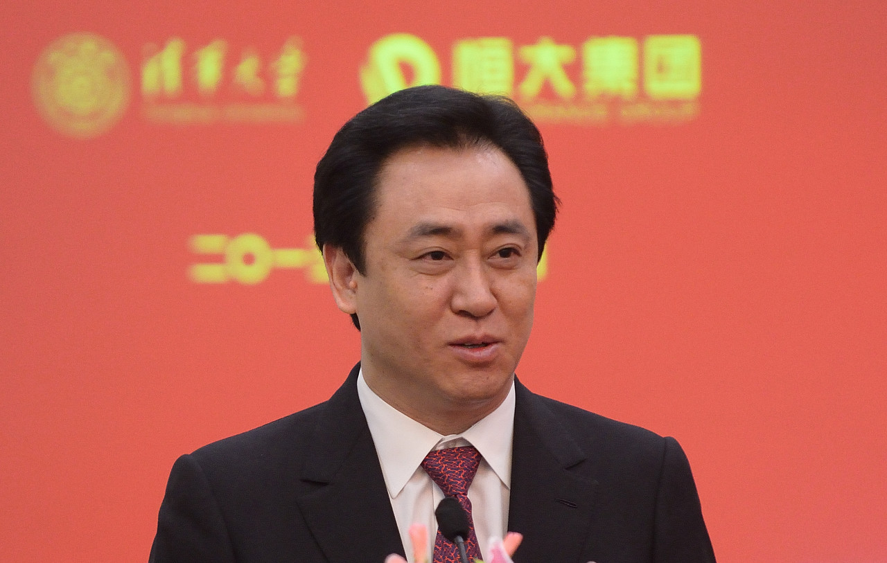 前恒大员工谈许家印：感觉他很爱演，曾把球员召集到草坪聊天摆拍