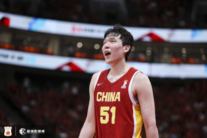 杨瀚森谈与黎巴嫩归化中锋交流内容：他问我能不能赛后换球衣？