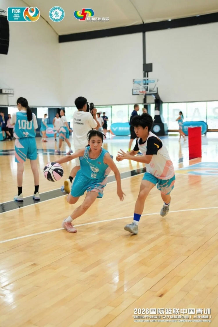 当国歌响起，4位中国女孩也站上了世界杯的舞台