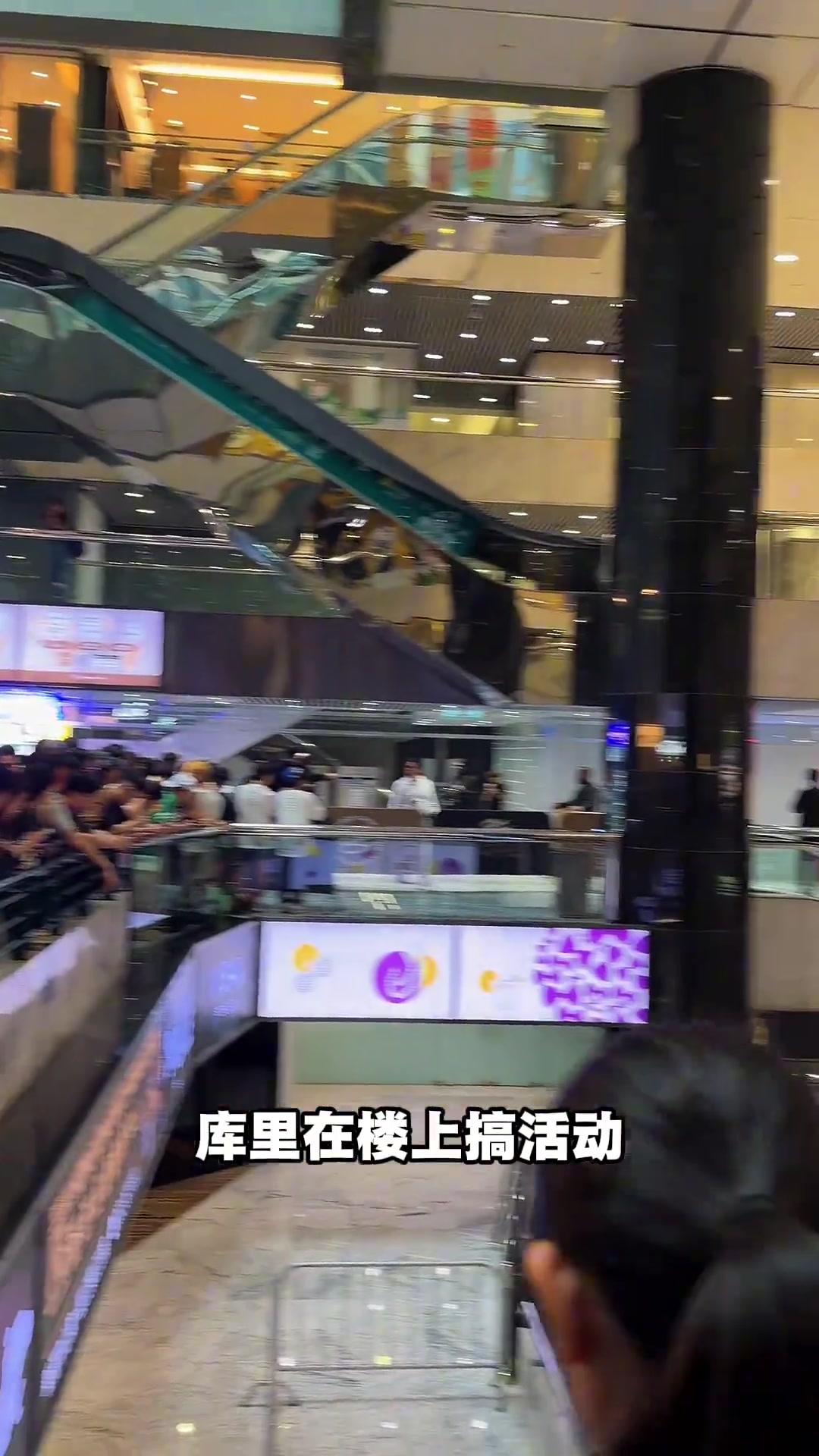 松弛感拉满！库里在中国香港商场做活动 楼下客人该吃吃该喝喝