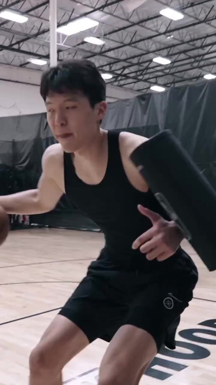 左右开弓!杨瀚森最新训练集锦:练习转身后勾手及扣篮终结