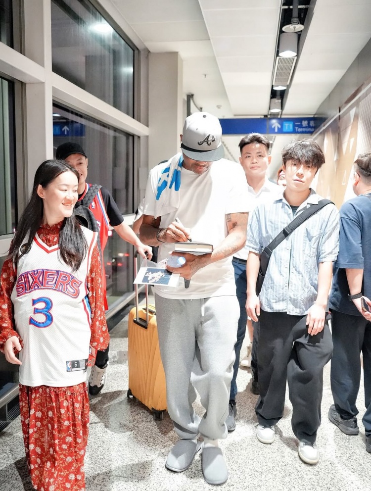 艾弗森社媒晒图回顾中国行:谢谢你中国 总是分享令人感动的爱 艾弗森社媒晒图回顾中国行:谢谢你中国 总是分享令人感动的爱