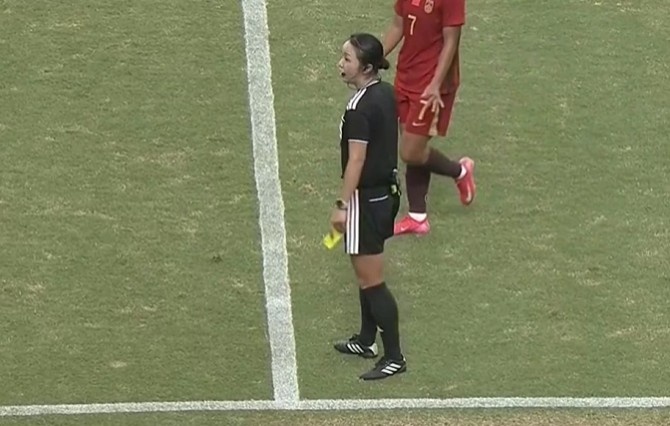 闹乌龙！中国女足没交申请就直接换人 115分钟被主裁发现补发黄牌