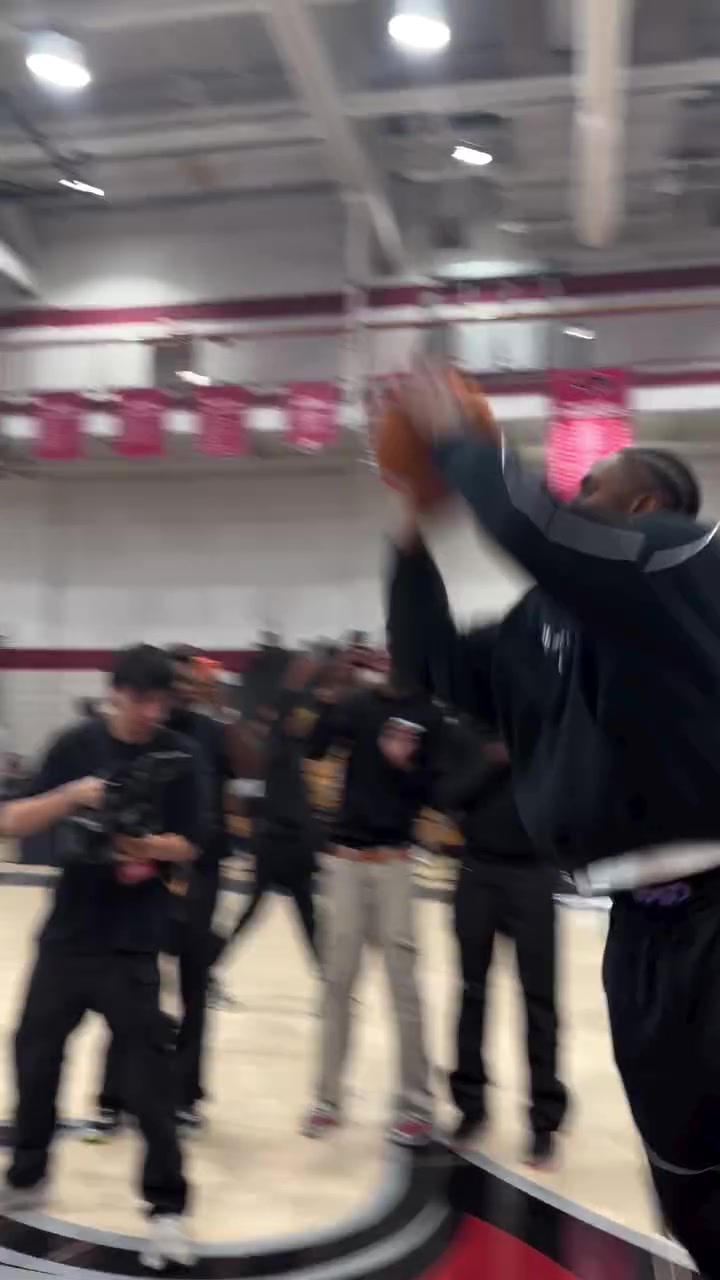 还需努力！马克西连续三次试投半场三分不中 随后投进普通三分